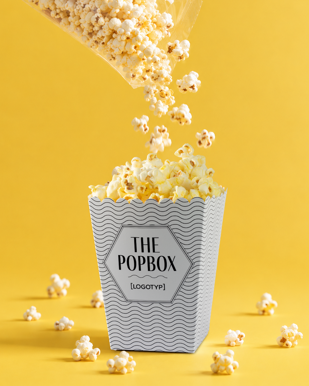 Popcornbägare Liten med färdigpoppade popcorn